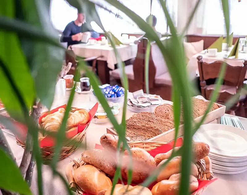 Frühstücksbuffet mit Obst, Joghurt, Käse, Wurst und Brot