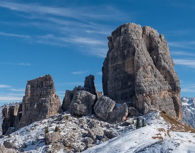 Bergpanorama mit 5 schroffen Felstürmen