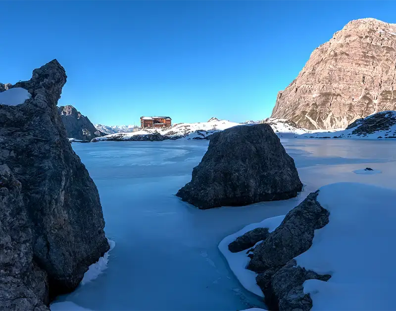 Karlsbader Hütte steht an einem Bergsee