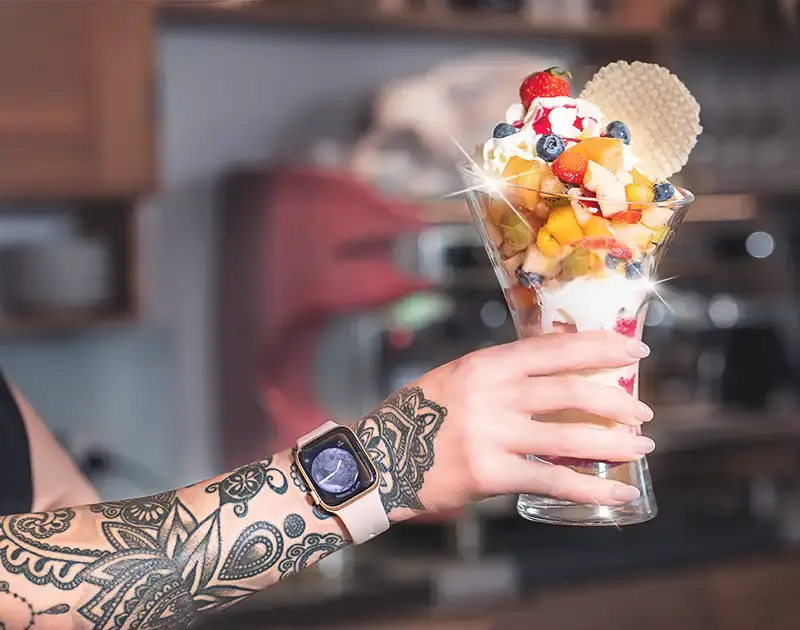 Großer Eisbecher mit Sahne und Früchten