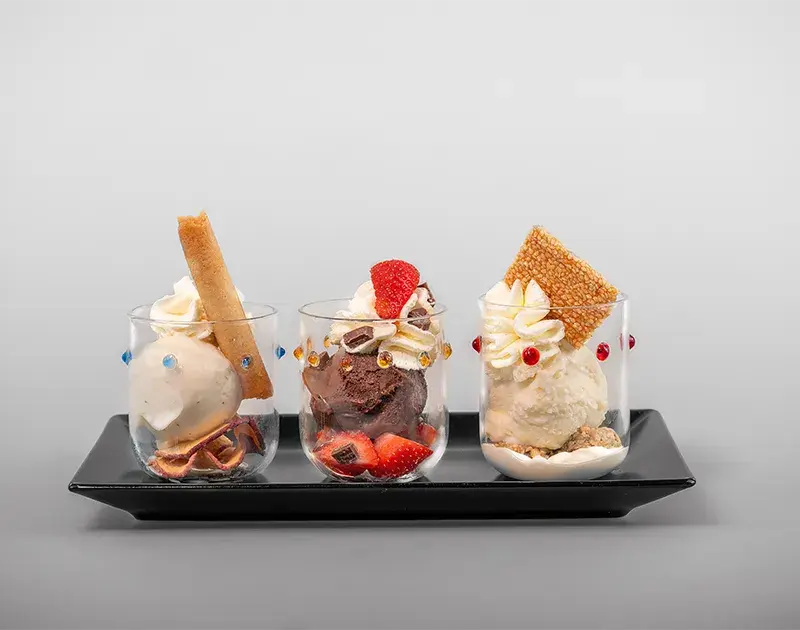 Drei Kugeln Eis in verschiedenen Geschmacksrichtungen