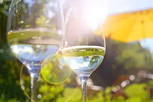 2 Gläser im strahlenden Sonnenschein