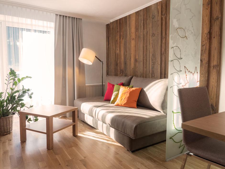 Cozy living room with wall coverings of the Top Suite apartment