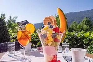 2 Gläser auf einem Tisch auf der Sonnenterrasse