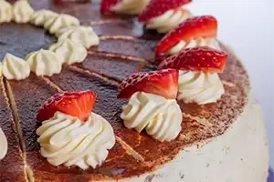 Detailansicht von Kirschen auf einer Torte