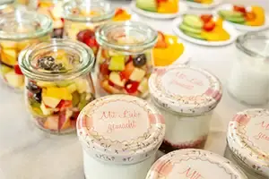 Ananas wird aufgeschnitten