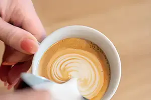 Perfekter Cappuccino mit geschäumter Milch mit Herz