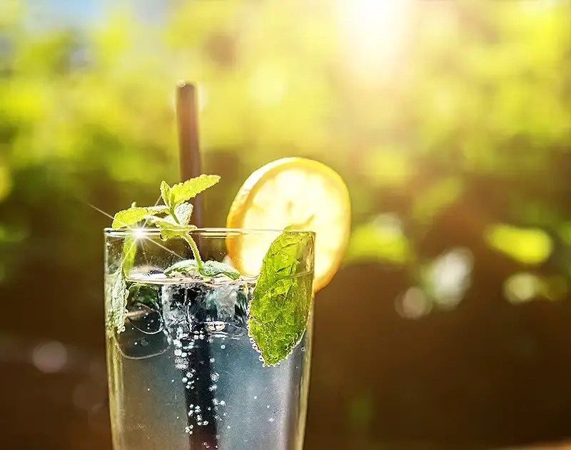 Bicchiere di succo di frutta rinfrescante al sole