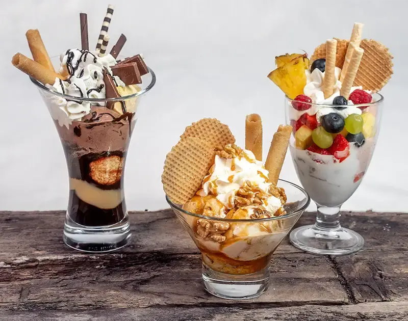 Coppa di gelato con frutta