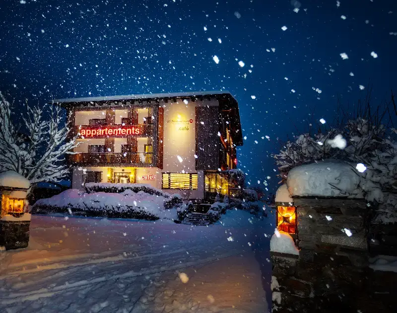 Haus Brueckenwirt im Winter mit Schnee im Garten